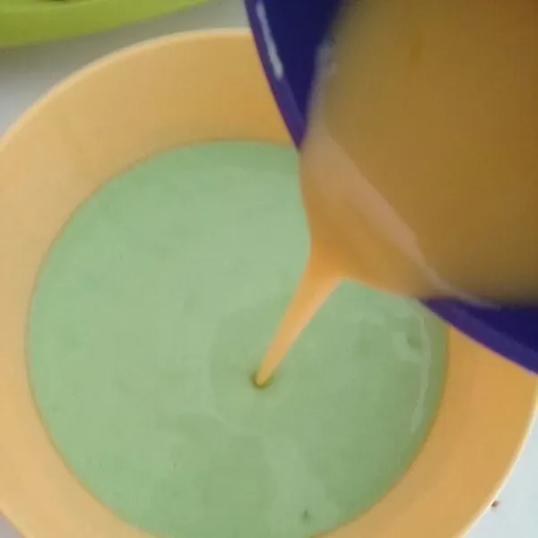 Masukan telur kocok dan margarine yang sudah dilelehkan serta aduk kembali dan diamkan 15 menit. Tambahkan baking soda lalu aduk kembali.