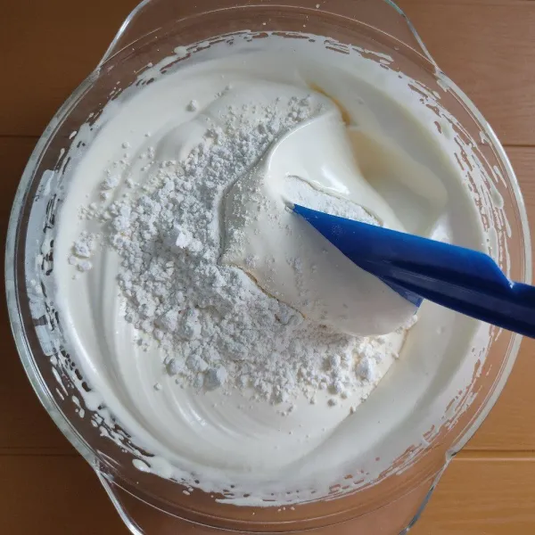 Tambahkan terigu, vanili bubuk dan susu bubuk, aduk dengan spatula.