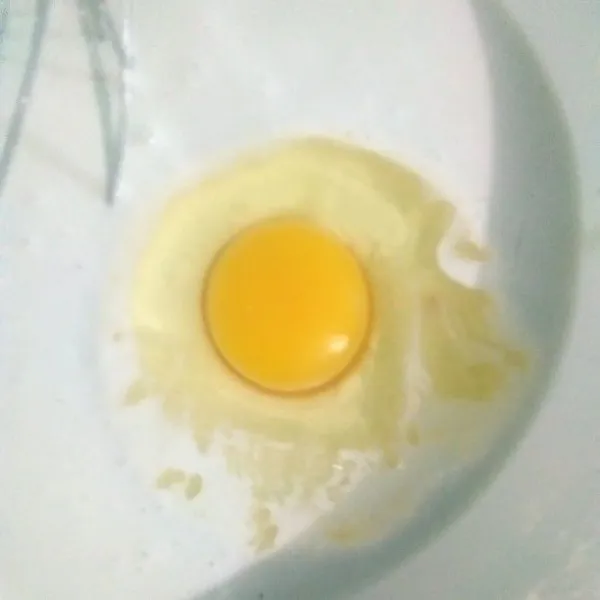 Tambahkan telur dan garam aduk rata. Istirahatkan selama 1 jam.