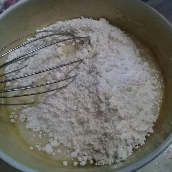 Terakhir masukan tepung terigu dan baking powder aduk sampai tercampur rata.