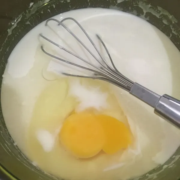 Tambahkan telur, aduk hingga tercampur rata.