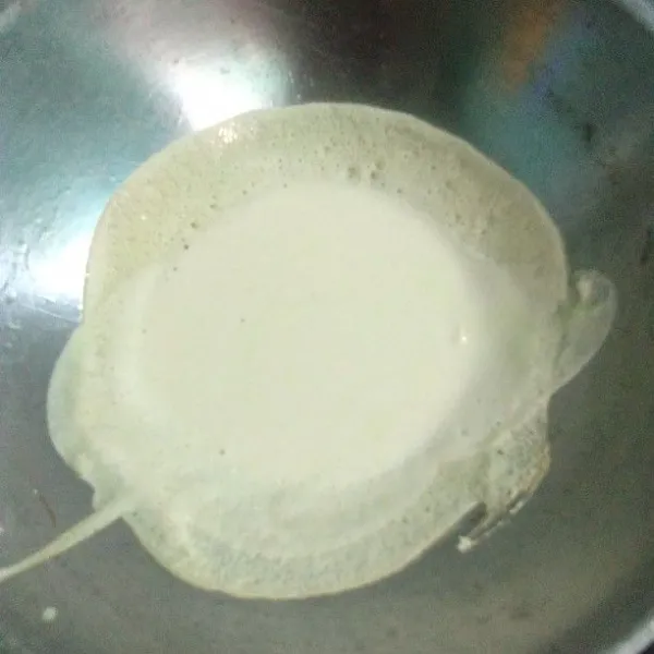 Panaskan wajan cekung untuk cetakan serabi, olesi sedikit minyak. Kemudian tuang adonan dan ratakan pinggirnya kemudian tutup selama 3-4 menit.