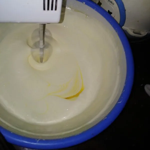 Kecilkan speed mixer lalu masukkan margarin cair sedikit demi sedikit hingga habis dan rata. Matikan mixer.