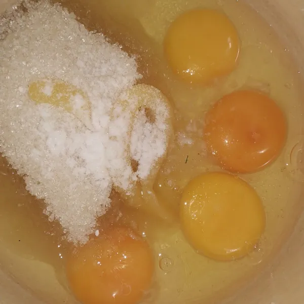 Masukkan telur, gula, sp dan vanili, kocok sampai mengental.