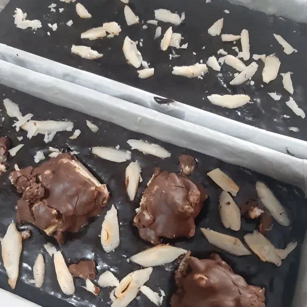 Tuang ke loyang yang sudah dilapisi baking paper dan poles margarine. Panggang 150⁰C selama kurang lebih 40 menit (sesuaikan oven masing).
