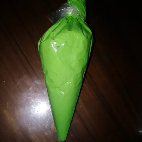 Ambil sedikit adonan, beri pewarna hijau. Masukkan piping bag.