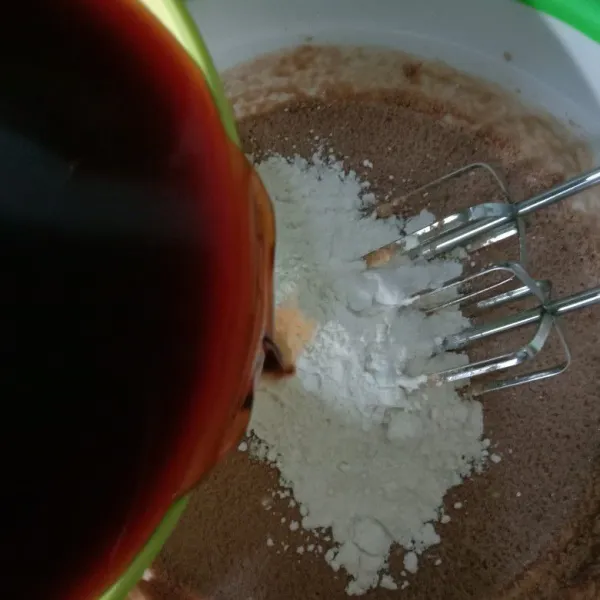 Masukkan tepung terigu dan caramel bergantian secara bertahap. Kocok perlahan-lahan sampai rata.