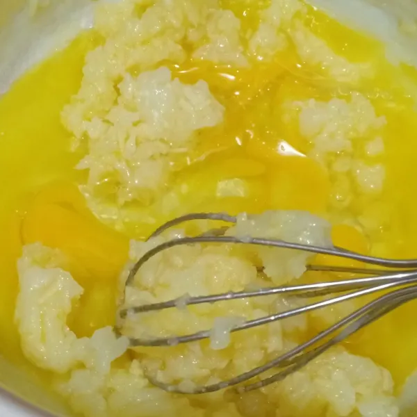 Tambahkan minyak dan telur, aduk rata kembali.