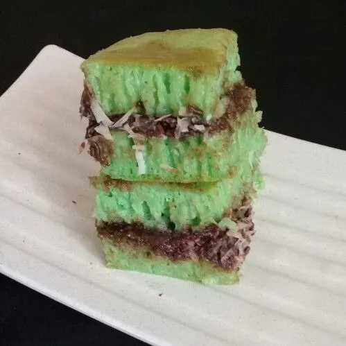 Angkat terang bulan. Olesi dengan mentega lalu taburi dengan meses dan keju. potong tengah lalu lipat dan potong kembali sesuai selera. Terang bulan pandan coklat keju siap disajikan.