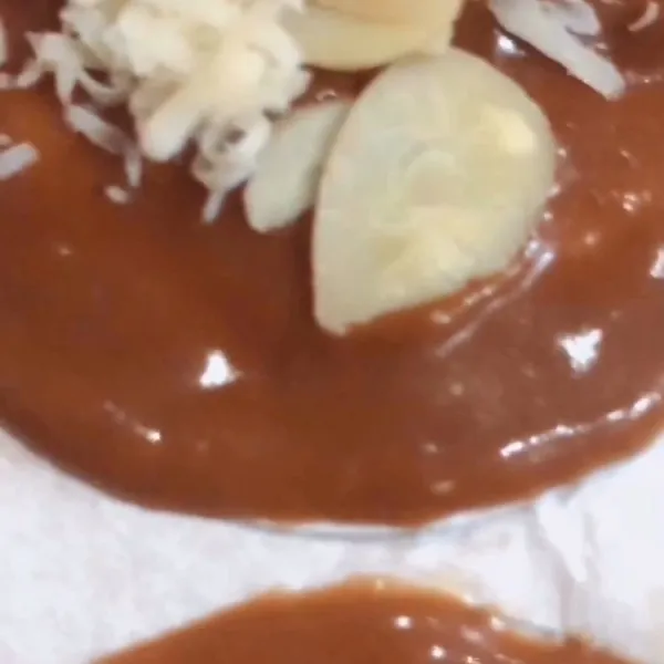 siapkan baking paper, ambil adonan dan bulatkan dengan menggunakan sendok dan diputar hingga membentuk bulatan, taburi dengan almond slices serta keju parut