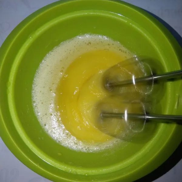 Mixer telur dan gula pasir dengan kecepatan rendah sampai gula larut dan telur sedikit berbusa.