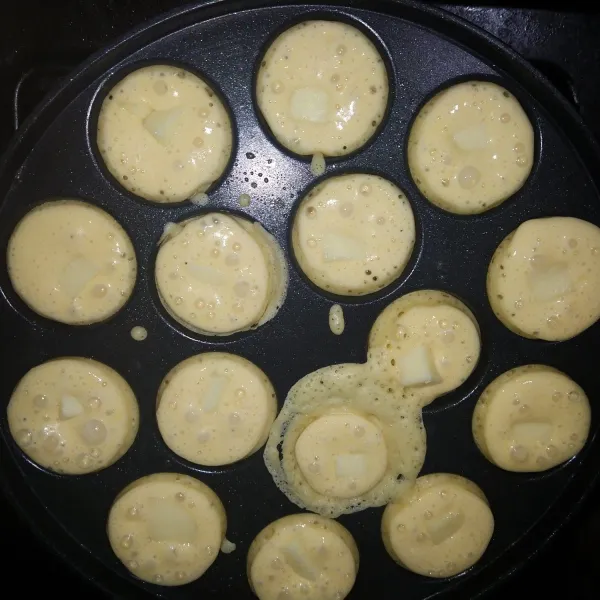 Panaskan cetakkan. Tuang ¾ adonan. Lalu masukkan keju. Jika bagian bawah sudah tidak lengket, balik adonan.