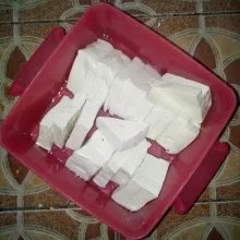 Potong tahu segitiga.