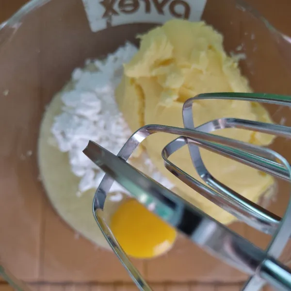 Kocok telur, gula halus, butter dan margarin dengan kecepatan tinggi hingga mengembang pucat.