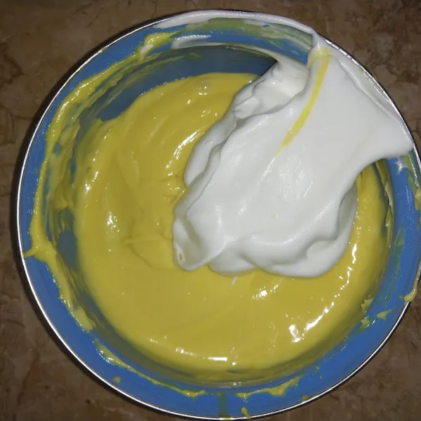 Campurkan ⅓ meringue ke dalam pasta keju. Aduk balik. Lakukan hingga meringue habis. Tuangkan ke dalam cetakan yang dialasi kertas roti. Pastikan loyang tidak bocor.