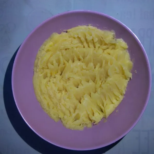 Pisahkan serat tengah tape. Lumatkan tape menggunakan garpu. Sisihkan.