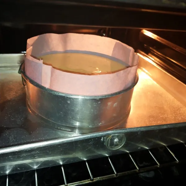 Oven dengan metode waterbath. oven ±90menit. Jika mau bagian atas lebih coklat. Gunakan api atas 5 menit terakhir.