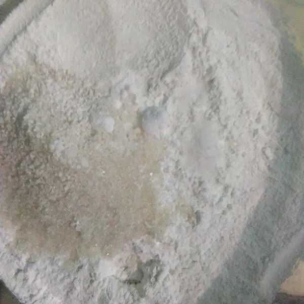 Campurlan tepung, gula, soda kue dan fermipan.