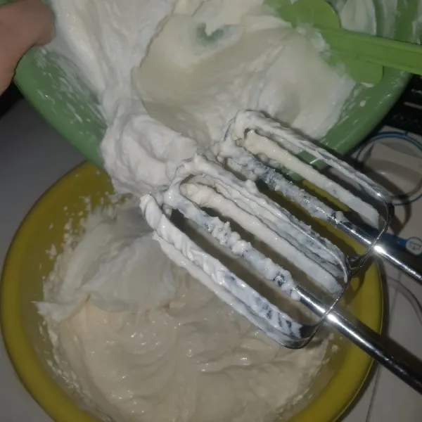 Mixer adonan keju yang dilelehkan tadi dan tambahkan 50 gr gula. Lanjut mixer whipping cream sesuai petunjuk di dalam box. Campurkan whipping cream yang sudah di mixer dengan cream chesee. Mixer kedua bahan sampai tercampur rata.