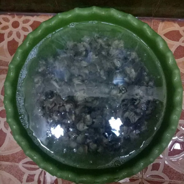Cuci bersih daging bekicot dengan perasan jeruk nipis.