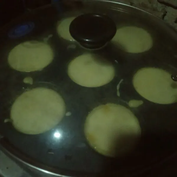 Siapkan cetakan olesi dengan margarin lalu masukkan adonan tambahkan adonan coklat lalu panggang dengan api kecil sampai matang angkat .