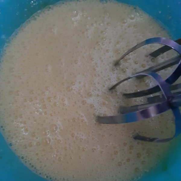 Kocok gula pasir dan telur dengan mixer speed rendah. Cukup hingga gula larut saja.