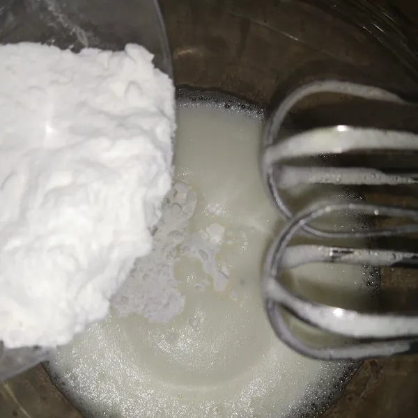 Mixer bahan C hingga soft peak. Bila diangkat ujung cream melengkung.