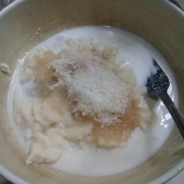 Tambahkan susu cair, gula pasir dan garam, aduk rata.