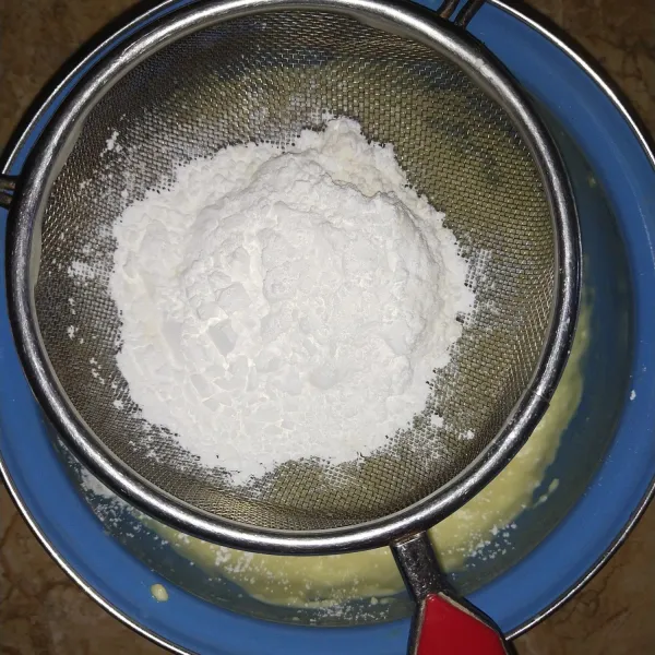 Masukkan Tepung terigu, maizena yang sudah diayak kedalam bahan A.