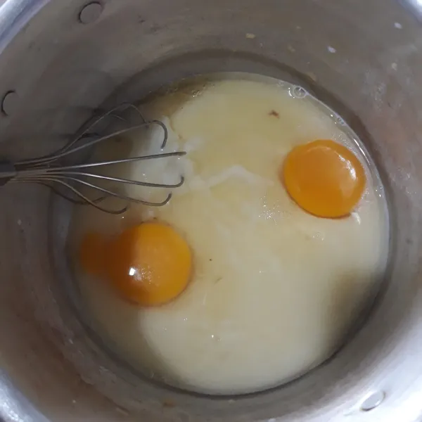 Masukkan 2 butir telur utuh, aduk sampai tercampur rata.
