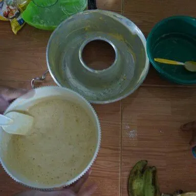 Tambahkan pisang yang telah dilumatkan ke dalam adonan yang telah di mixer. Tambahkan baking soda, baking powder, margarin, garam dan tepung terigu. Lakukan secara bertahap dan perlahan. aduk dengan setia agar semua bahan tercampur rata.