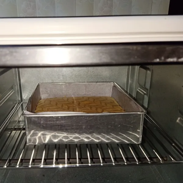 Panggang adonan dalam oven dengan suhu 190-200°C api atas bawah selama kurang lebih 15-20 menit atau sesuaikan dengan oven masing-masing. Jangan lupa panaskan oven terlebih dahulu selama 10-15 menit sebelum adonan masuk. Note: saya panggang selama 18 menit.