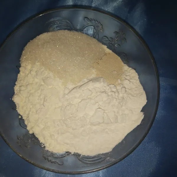 Campurkan terigu, gula, ragi, baking powder. Aduk hingga rata.