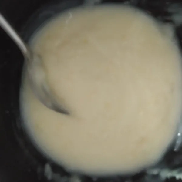 Panaskan susu cair, gula, dan garam hingga larut. Masukkan maizena. Aduk hingga terlihat meletup-letup.
Tambahkan essense vanila dan margarine. Aduk rata, matikan api kompor. Dinginkan. Ambil 1 buah kue sus, belah bagian tengah isi dengan vla dan keju parut.