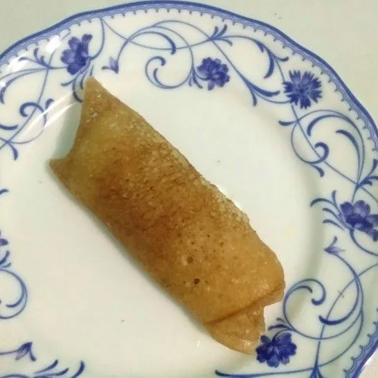Setelah kue tidak terlalu panas gulung, kemudian bungkus dengan daun yg telah dilayukan terlebih dahulu. Panaskan daun diatas api sebentar saja hanya sampai layu.