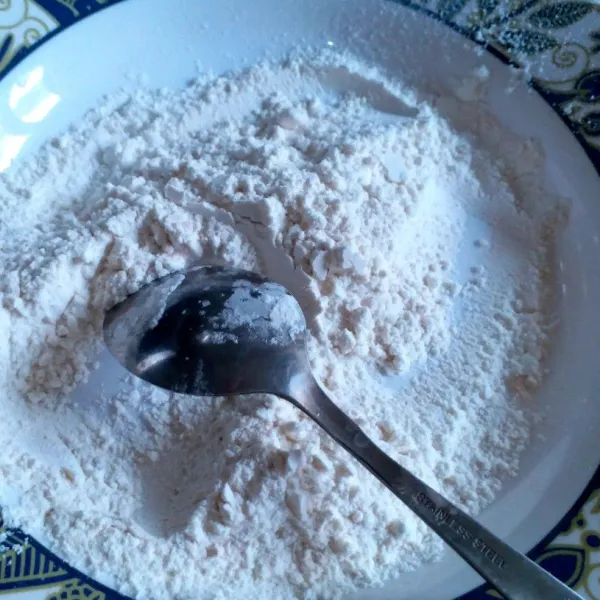 Campur tepung bumbu serbaguna dengan tepung sagu. Perbandingannya 100 gram tepung bumbu ditambah 1 sdm tepung sagu. Campur tepung secukupnya yang akan digunakan.
