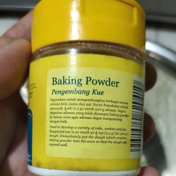 Tambahkan baking powder kedalam tepung terigu sisihkan.