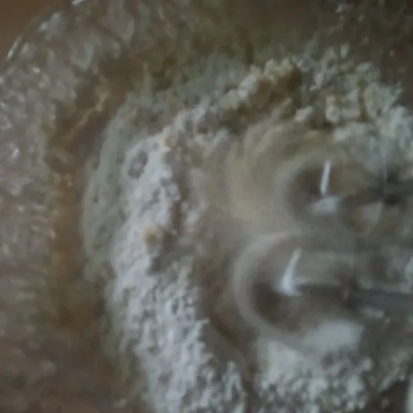 Kocok sampai mengembang kemudian masukkan tepung terigu aduk perlahan sampai tercampur rata.