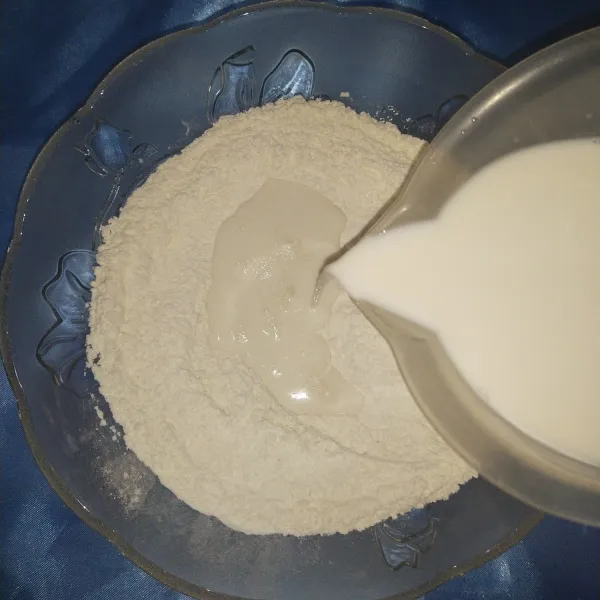 Masukkan susu. Aduk hingga tidak bergumpal.