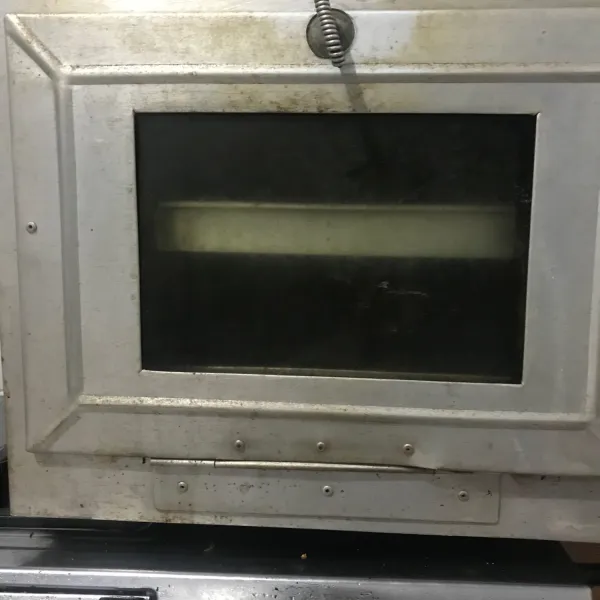 sebelum dipanggang, panaskan oven 5 menit sebelumnya dengan api sedang. Tuangkan adonan ke dalam loyang dan ratakan. Panggang selama -/+ 40 s.d 45 menit dengan api sedang.