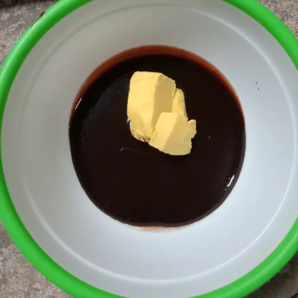 Dalam bowl masukkan skm coklat dan margarin. Kocok sampai lembut dan creamy.