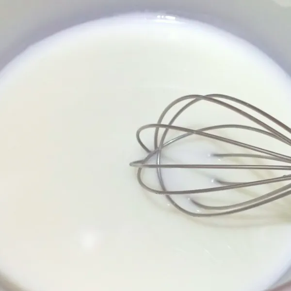 Campurkan susu, gula pasir dan maizena, masak sampai tercampur rata dan agak mengental, matikan api.