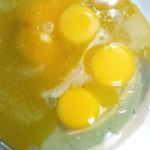 Kocok telur dan margarin cair sampai tercampur rata.