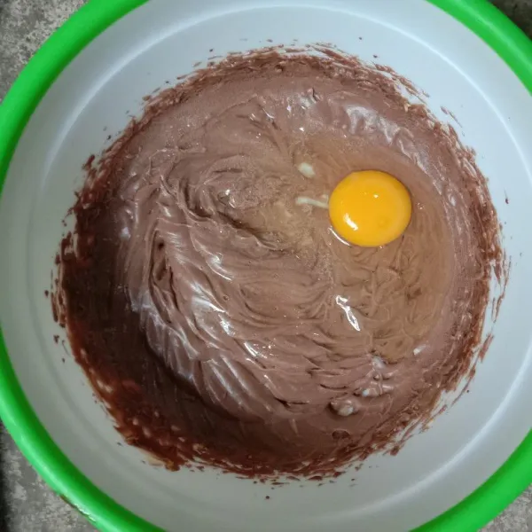 Masukkan telur satu persatu kocok sampai rata.