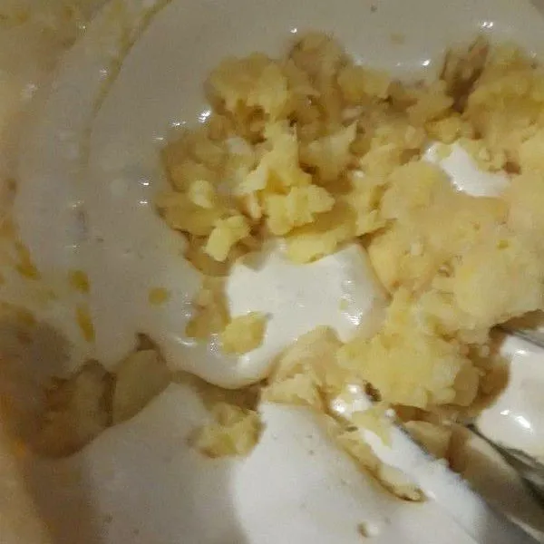 Masukkan tape singkong yang sudah dihaluskan.