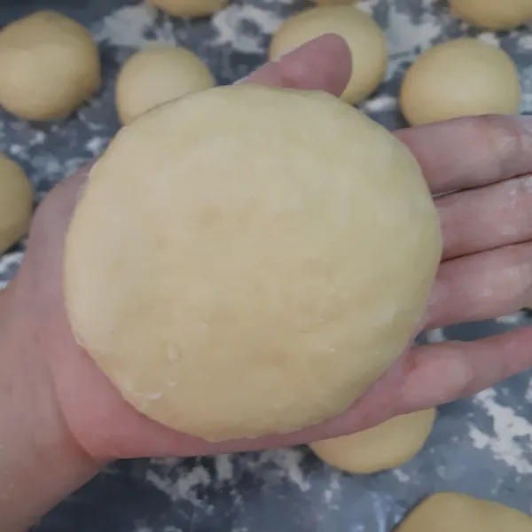 Pipihkan adonan, lalu goreng diminyak panas, cukup sekali balik saja.