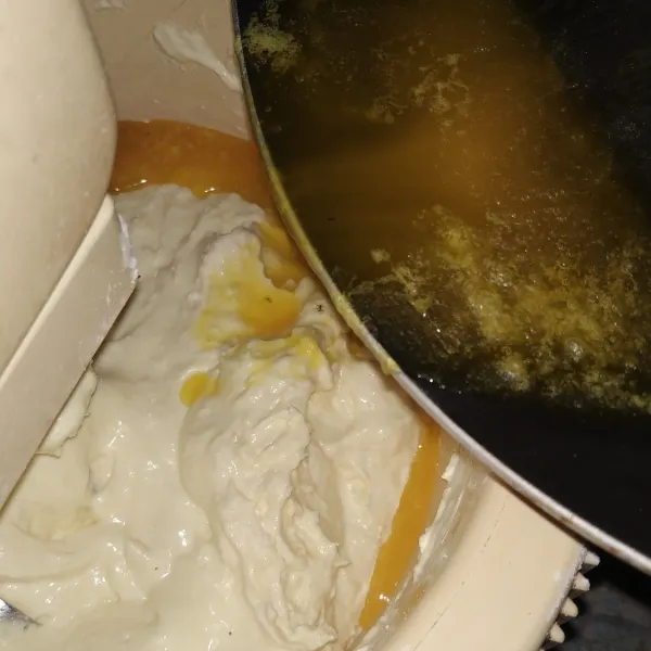 Masukkan margarin cair, kocok sampai rata.