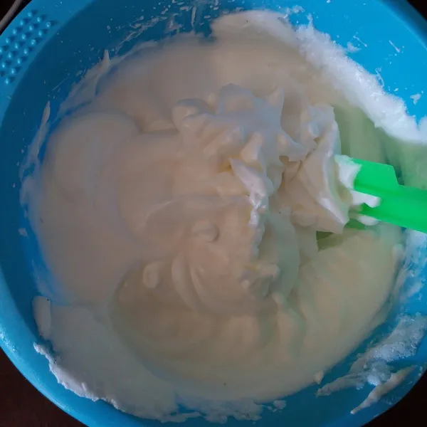 Kocok bahan B, putih telur, garam, air jeruk nipis hingga berbusa. Masukkan gula pasir secara bertahap 3x hingga stiff peak/kaku.