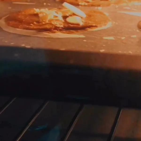 panggang adonan dengan oven yang sebelumnya sudah dipanaskan. Adonan dipanggang dengan suhu 120 derajat selama 12-15 menit (atau sesuai dgn ketentuan oven karena setiap oven berbeda-beda)