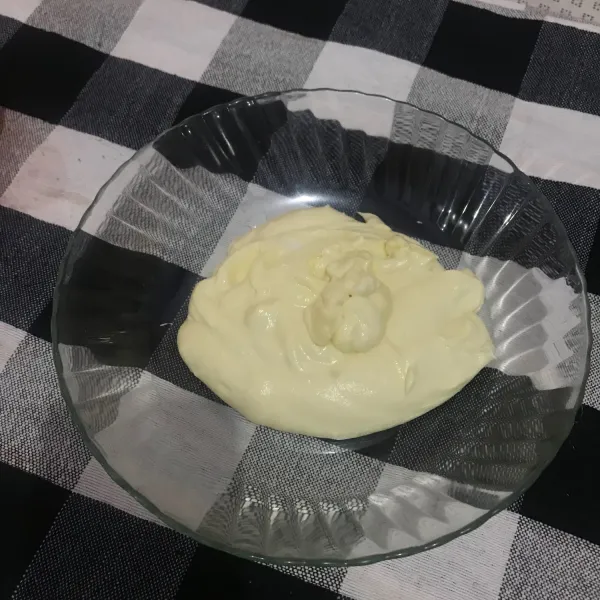 Sambil menunggu matang. Buatlah Cream Cheese Frosting dengan cara Siapkan wadah dan tuangkan Cream chesse beserta margarin. Mixer sampai tercampur rata lalu tuang Whippy cream. Setelah setelah tuangkan adonan ke wadah baru lalu taruh di kulkas